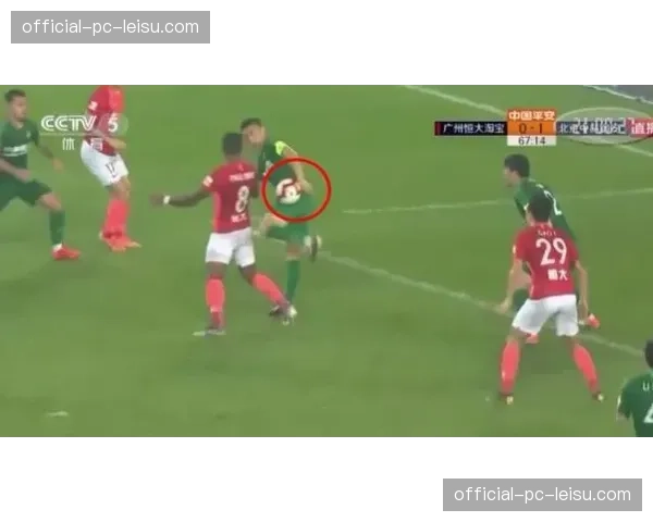 瞬间：点球争议！VAR回看是否为高位压迫导致的手球