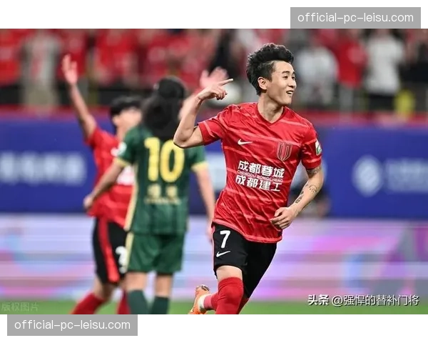 成都蓉城客场3-1逆转山东泰山，韦世豪两助攻登顶积分榜首